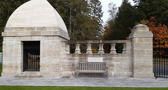 Am Eingang zum britischen Soldatenfriedhof