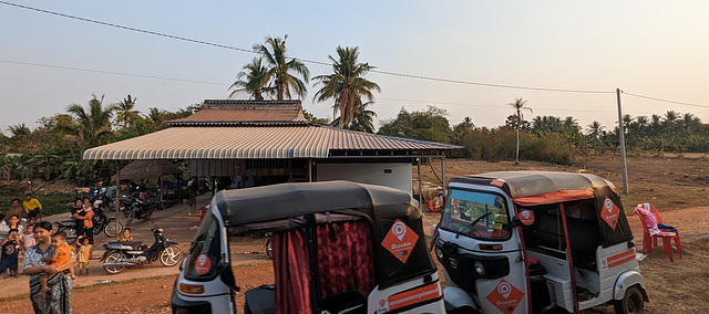 Cambodian scenery from our train / Tuk-tuk cambodgiens depuis notre train