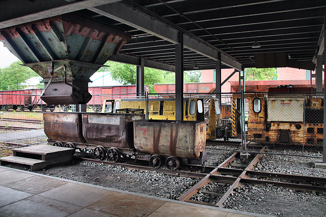 Gleise und Verladung unter der Schachthalle von Schacht 2 (Zeche Zollern 2/4, Dortmund-Bövinghausen) / 20.05.2023