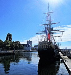 un pirate dans le port,