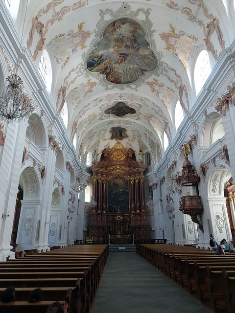 Hauptgang in der Jesuitenkirche in Luzern