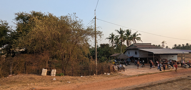 Scène cambodgienne à partir de notre train / Cambodian scenery from our train