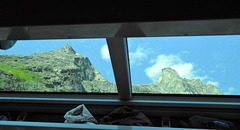 Blick durch das Glasdach unseres Reisebusses.