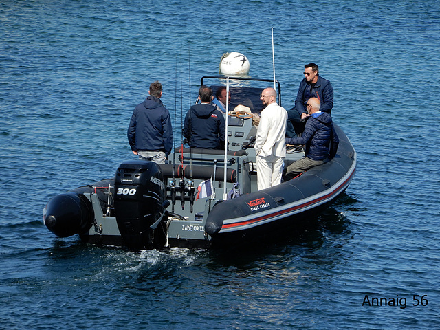 suite et fin du pardon le prêtre embarque pour  bénir les bateaux,