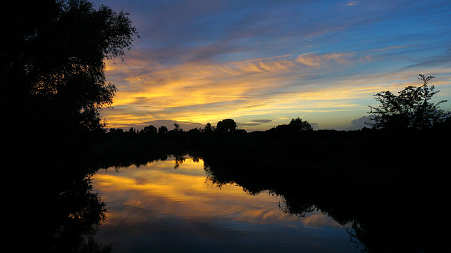 Kleiner Fluss am Abend