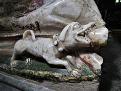 turvey church, beds  (61)lap dog on c16 tomb with effigies of sir john mordaunt +1506 and wife