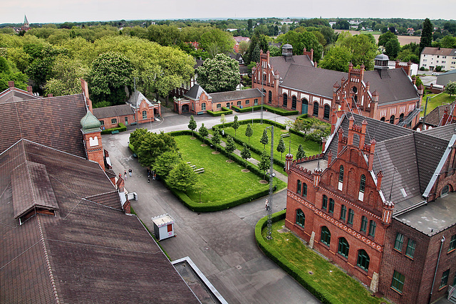 Der Ehrenhof vom Fördergerüst aus (Zeche Zollern 2/4, Dortmund-Bövinghausen) / 20.05.2023