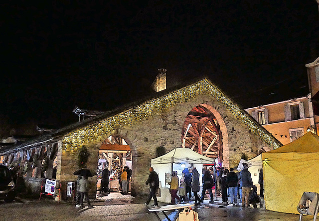 Crémieu (38) 8 décembre 2024. Marché de Noël.