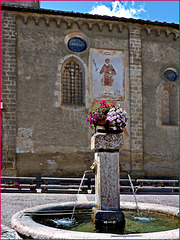 Vallouise : la fontana 'fiorita' a fianco della Eglise Saint-Etienne