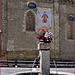 Vallouise : la fontana 'fiorita' a fianco della Eglise Saint-Etienne
