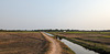 Sentier et ruisseau / Pathway along a small river
