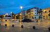 Fontaine, lampadaires et heure bleue