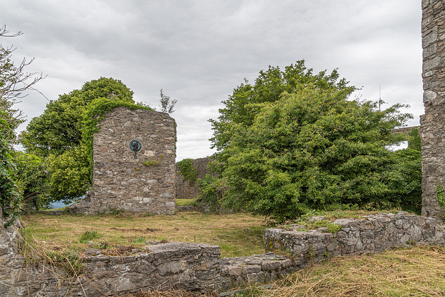 Mauer mit Bismarck-Reliefmedaillon