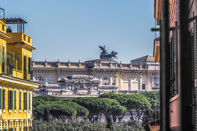 Tra “due mura” di Roma, il Vittoriano.