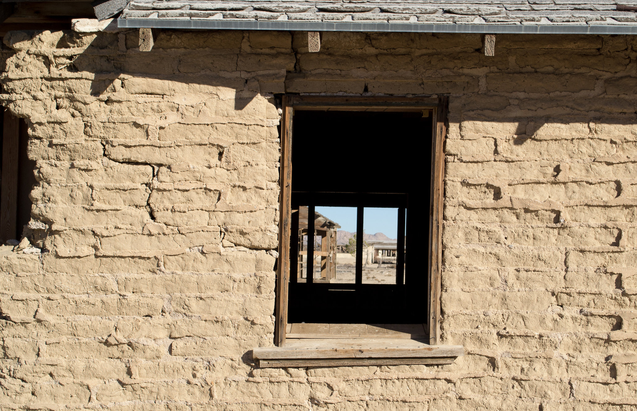 Lucerne Valley abandoned farm adobe (0207)