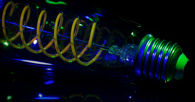 Das Innenleben einer Glühbirne :)) The inner workings of a light bulb :)) Le fonctionnement interne d'une ampoule :))