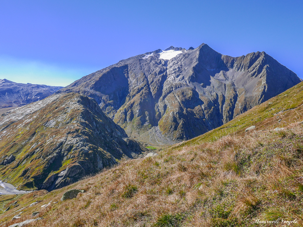 In der Mitte der Berg Plauncada Stiarls/Links Muont la Greina