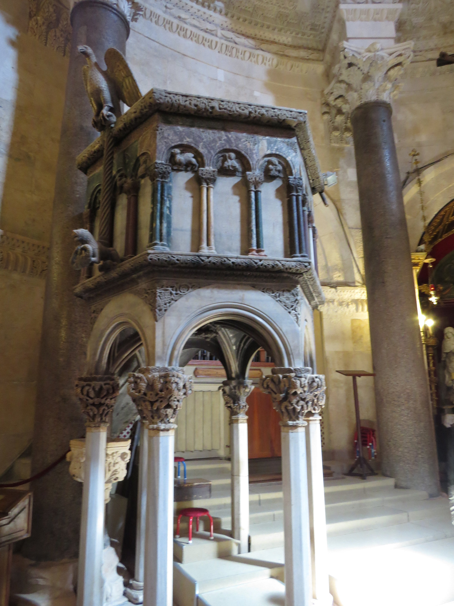 Mausolée de Dioclétien : chaire romane (XIIIe-XIVe s.).