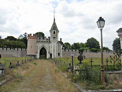 curieuse propriété à l'ILE BOUCHARD Indre et Loire