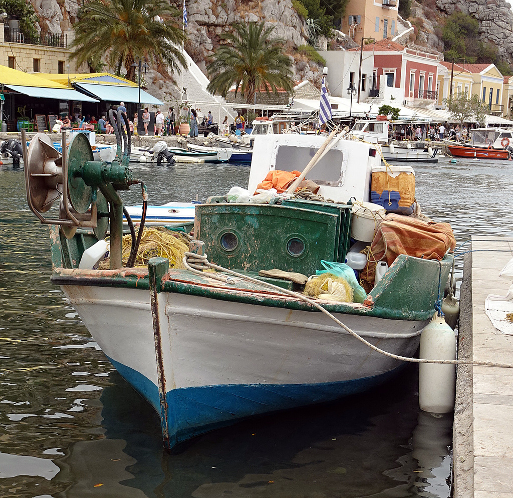 Touristenmassen und Fischreiboote