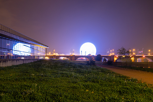 Sonne? Mond? UFO? Weltuntergang? ... (330°)