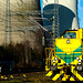 Gelbe Lok vor dem Kraftwerk Lingen