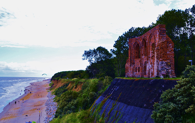 Ruine der Nikolaikirche in Trzesacz Hoff an der Ostsee