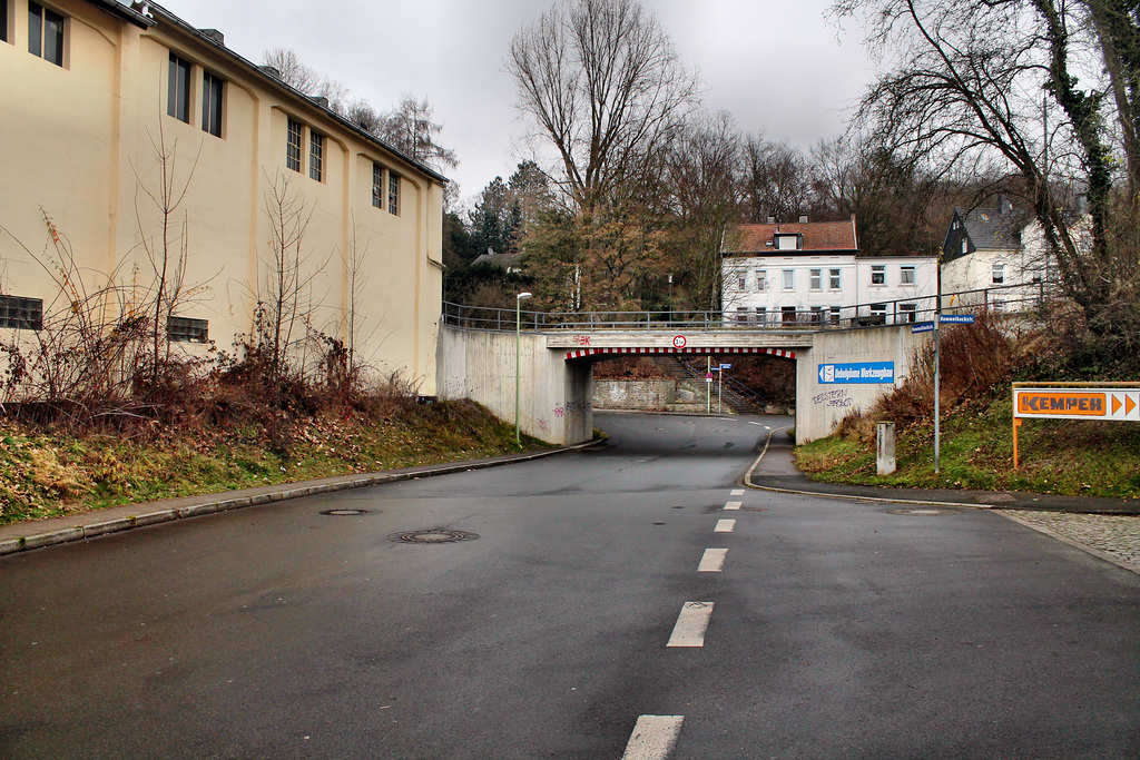 Hummelbachstraße mit Brücke der Volmetalbahn (Hagen-Delstern) / 18.12.2016