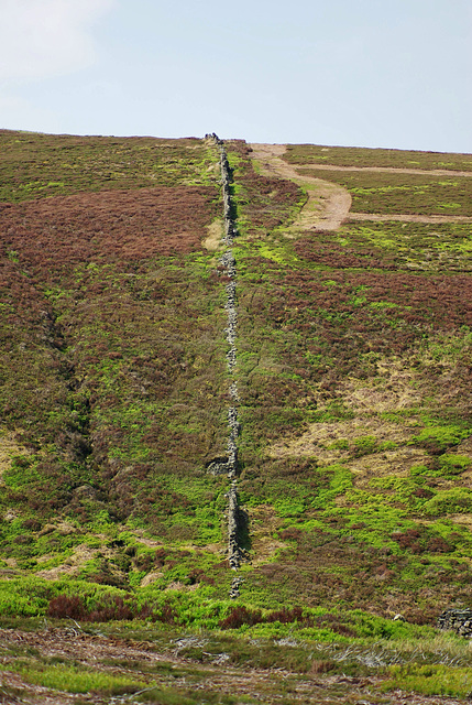 The broken wall over Hurst Moor