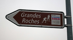 Hinweisschild im Nebel