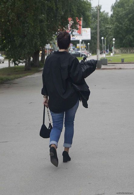 Femme en chaussures noires à talons hauts