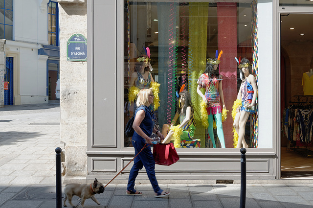 Madame promène son chien chez les peaux-rouges