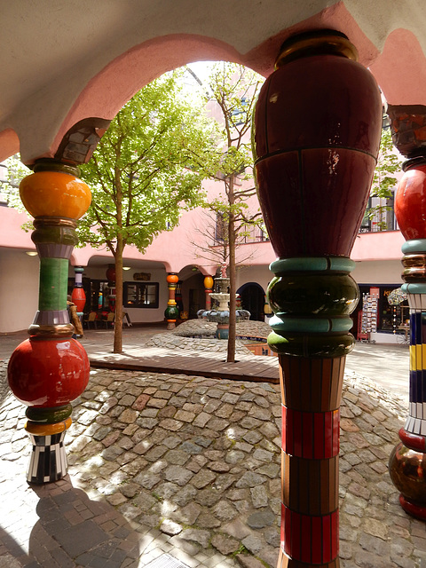 Am Hundertwasser- Haus Magdeburg