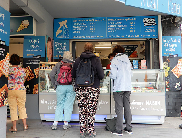 les touristes s'ennuient alors le glacier est heureux