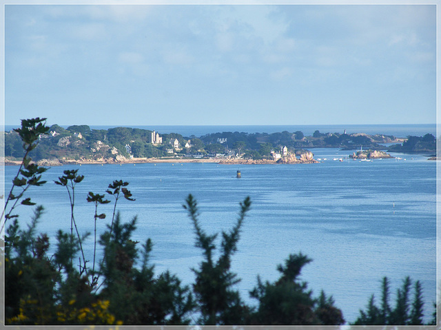 Vue vers l'île de Bréhat (22) depuis la croix des veuves