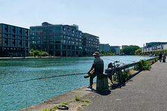 1 pêcheur, 3 cannes et 2 roues