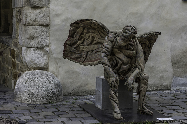 Skulptur 'Ich habe keine Angst' von Martin Skalický im Schlosshof der Festung Spielberg (© Buelipix)