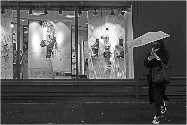 Vitrine et passante avec parapluie (série 2/3)