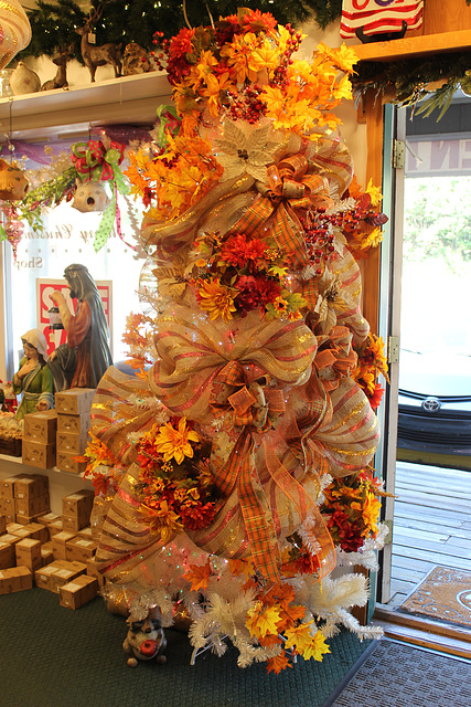 WOW..This little shop in North Carolina is ready for Fall :))