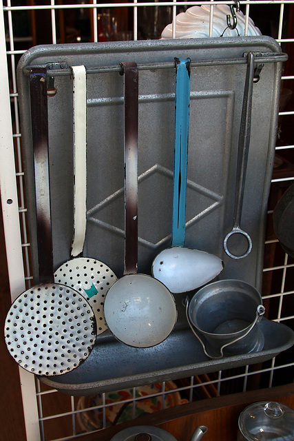 As-tu connu cet antique porte-ustensiles mural en aluminium , avec louches et écumoires ? As-tu connu cet antique porte-ustensiles mural en aluminium , avec louches et écumoires ?