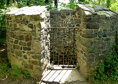 DE - Rheinbach - Brunnen der Tomburg