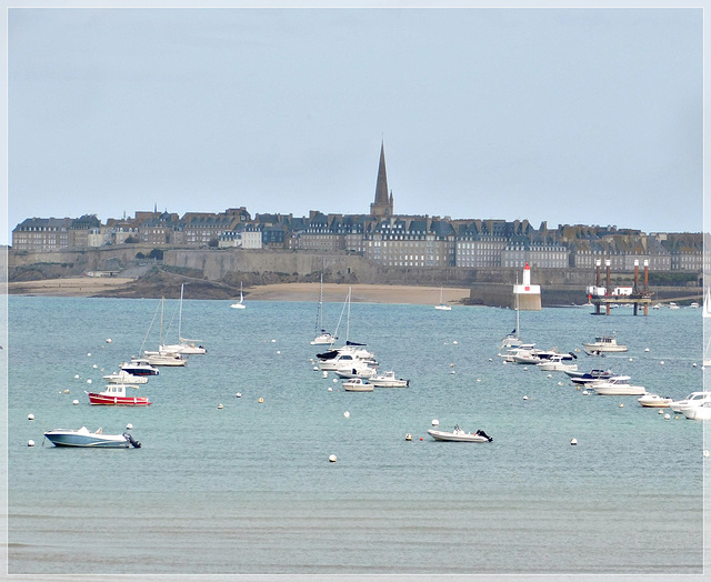 Vue vers Saint Malo depuis le chemin de randonnée à Dinard (35)