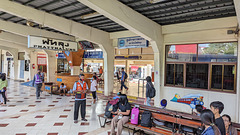 La gare est vivante / Lively train station