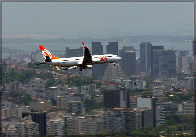 Rio de Janeiro : atterraggio di volo domestico ripreso da Pão de Açúcar