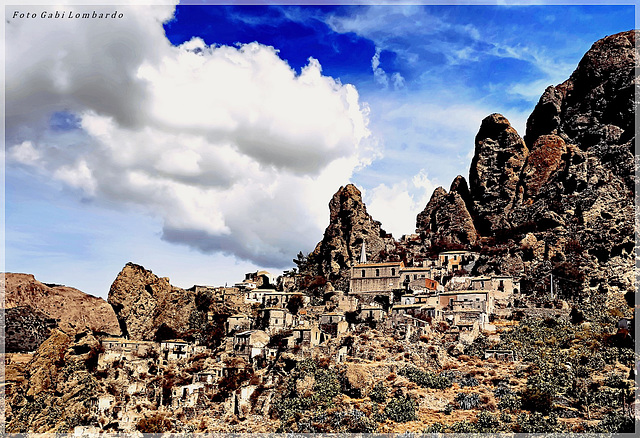 a view of the ghost town PENTEDATTILO / Calabria