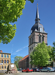 Calvörde, Marktplatz mit Schule, Gedenkstein und Kirche