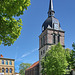 Calvörde, Marktplatz mit Schule, Gedenkstein und Kirche