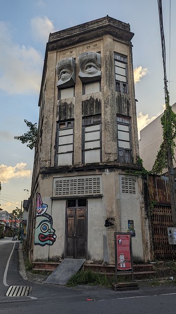 Old building's eyes / Les yeux d'un bâtiment ancien