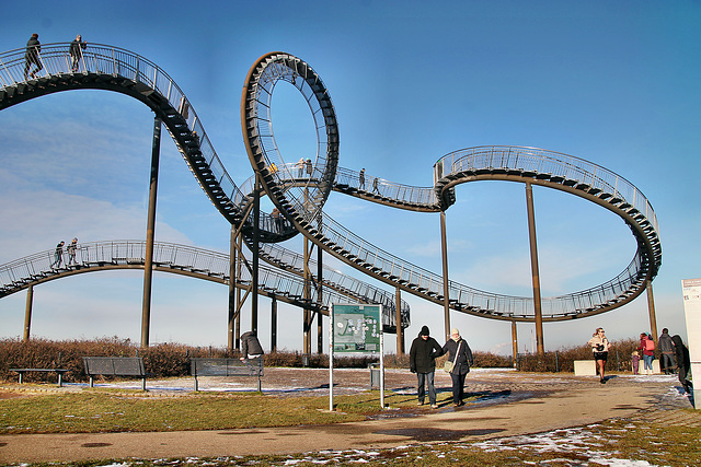 Großskulptur "Tiger & Turtle" auf der Heinrich-Hildebrand-Höhe (Duisburg-Wanheim-Angerhausen) / 20.01.2024