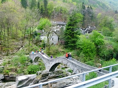 Brücke auf Eiszeitfelsen